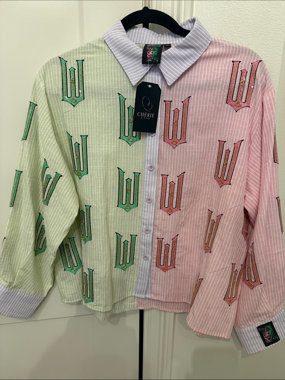 QUEEN OF SPARKLES Two-Tone Light Green & Pink Striped Button-Down Shirt X-Small